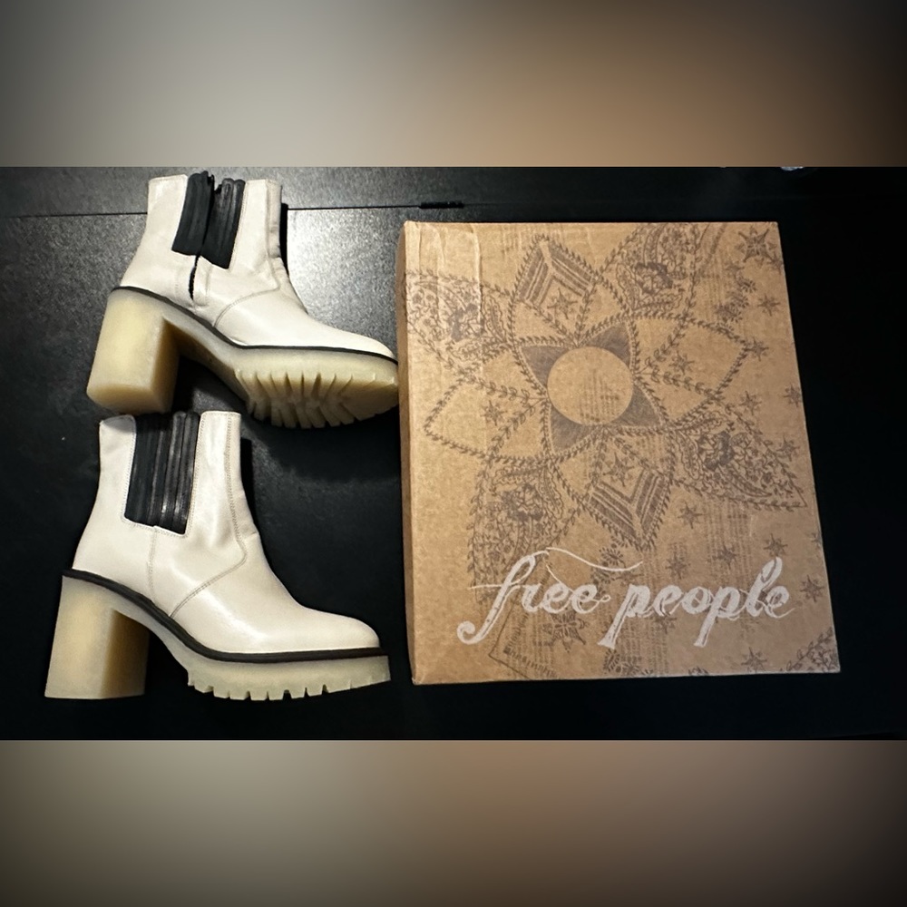 Free People James Chelsea Boot with Gum sole Size 38.5 - UK 7.5 - US